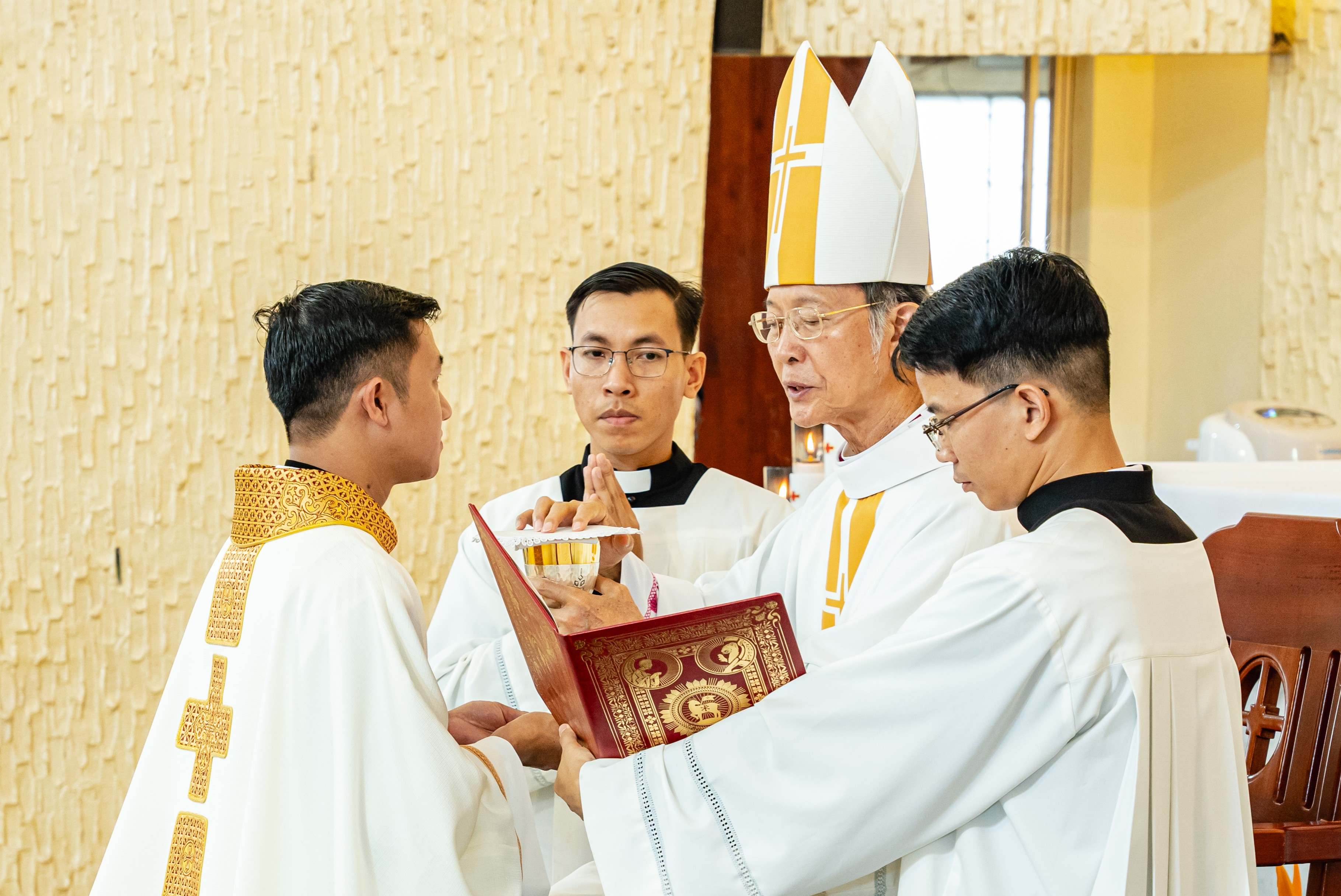 Thánh Lễ Truyền Chức Linh Mục tại Nhà Thờ Chính Toà Xuân Lộc